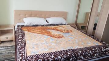 2 bedrooms, iron/ironing board, free WiFi