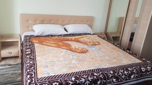 2 bedrooms, iron/ironing board, free WiFi
