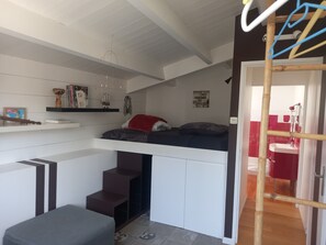 3 bedrooms, desk, iron/ironing board, free WiFi