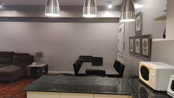 Business Double Room, 1 Queen Bed | In-room dining