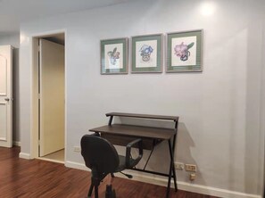 Quarto casal empresarial, 1 cama Queen | Ferros/tábuas de passar roupa, Wi-Fi de cortesia