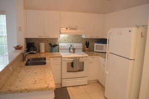 Fridge, microwave, oven, stovetop - 300D - Boca Retreat w/ Pool, Parking, Near Evert Tennis & Shops (Boca Raton)