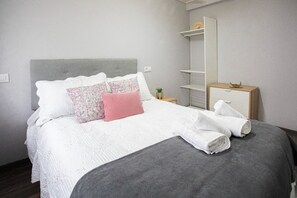 4 chambres, fer et planche à repasser, lit de bébé portatif