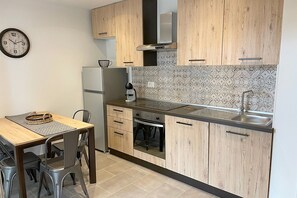 Fridge, oven, dishwasher, coffee/tea maker