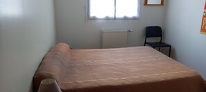 2 chambres, fer et planche à repasser