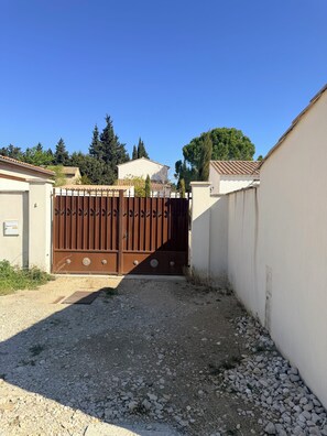 Property grounds - ALL COMFORT FAMILY VILLA, not overlooked, swimming pool (Aubignan)