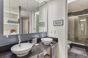 Dusche, Haartrockner, Bidet, Handtücher