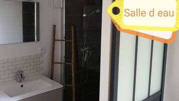 Een douche, handdoeken, toiletpapier