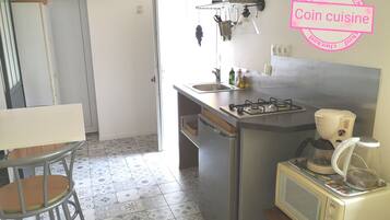 Een koelkast, een magnetron, een kookplaat