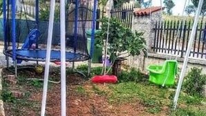 Une aire de jeux avec des balançoires, un trampoline et un filet d’escalade.