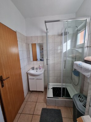 Shower, hair dryer, towels - Apartments Vanja Škara Biograd - Studio Apartment with Terrace (Biograd na Moru)