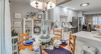 Riverfront! Shenandoah River! Sleeps 4! New Hot Tub