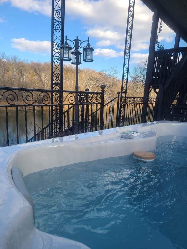Outdoor spa tub