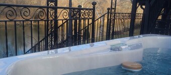 Riverfront! Shenandoah River! Sleeps 4! New Hot Tub 