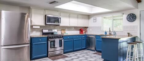 Réfrigérateur, four à micro-ondes, un four, surface de cuisson