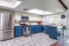 Fridge, microwave, oven, stovetop - FRESHLY renovated home. Carrollton, DFW (Carrollton)