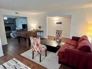 Smart TV, table football, books - FRESHLY renovated home. Carrollton, DFW (Carrollton)