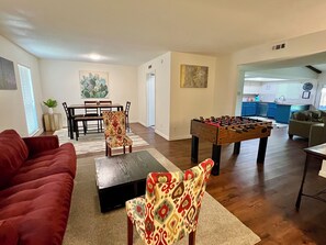 Games room - FRESHLY renovated home. Carrollton, DFW (Carrollton)