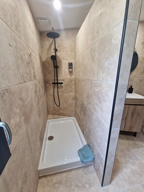 Douche, sèche-cheveux, serviettes fournies, savon