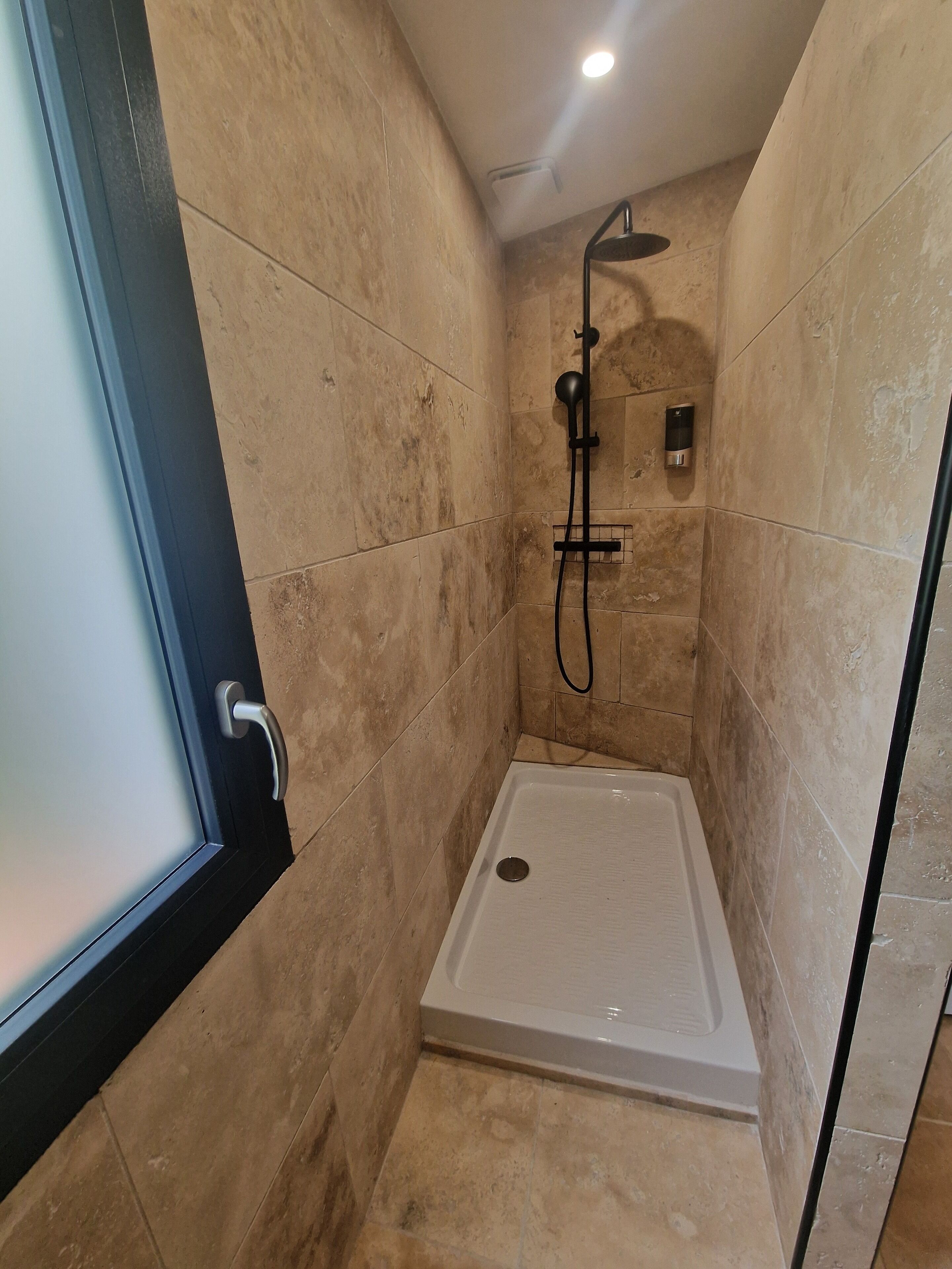 Douche, sèche-cheveux, serviettes fournies, savon