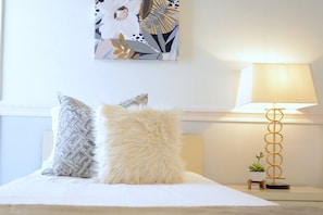 3 habitaciones, escritorio y tabla de planchar con plancha 