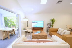 Smart-TV, Bücher, Arbeitsbereiche, Drucker