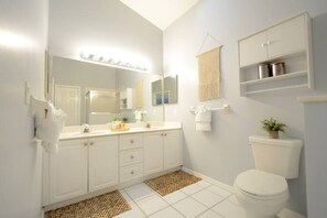 Bathtub, eco-friendly toiletries, hair dryer, towels - 594 Sandy Shore Château w Heated Pool | Walk2Beach (Naples)