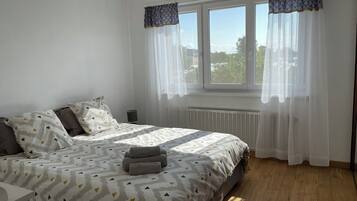 3 bedrooms, iron/ironing board, travel cot, free WiFi