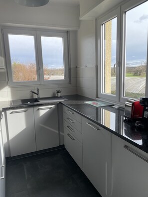 冷蔵庫、電子レンジ、オーブン、コンロ