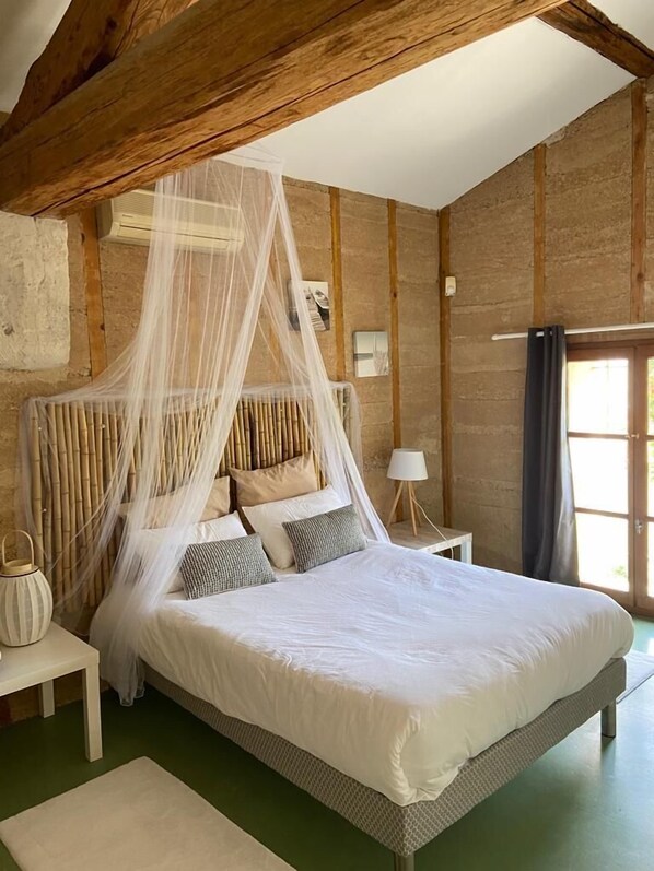 7 bedrooms, desk, iron/ironing board, WiFi