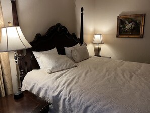 2 bedrooms, desk, iron/ironing board, WiFi