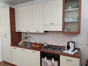 Kjøleskap, mikrobølgeovn, ovn og kokeplater