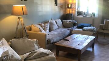 Smart TV, chimenea, libros y impresora