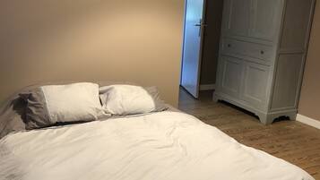 4 habitaciones, escritorio y tabla de planchar con plancha