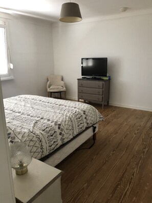 4 bedrooms, desk, iron/ironing board, travel crib