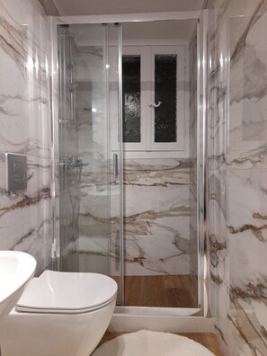 シャワー、ヘアドライヤー、タオル、石鹸