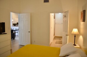 2 habitaciones, tabla de planchar con plancha y cuna de viaje 