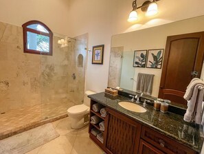 Ducha, artículos de higiene personal ecológicos y secador de pelo