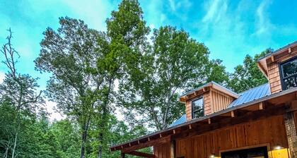 NEW - Peaceful Bear CABIN - 3BR/2BTH - Hot Tub - Quiet