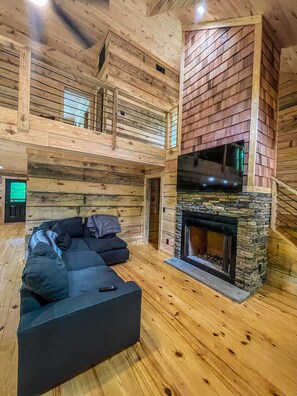 Smart TV, fireplace - NEW - Peaceful Bear CABIN - 3BR/2BTH - Hot Tub - Quiet (Demorest)