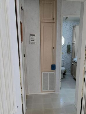 淋浴/盆浴组合、吹风机、毛巾、卫生纸