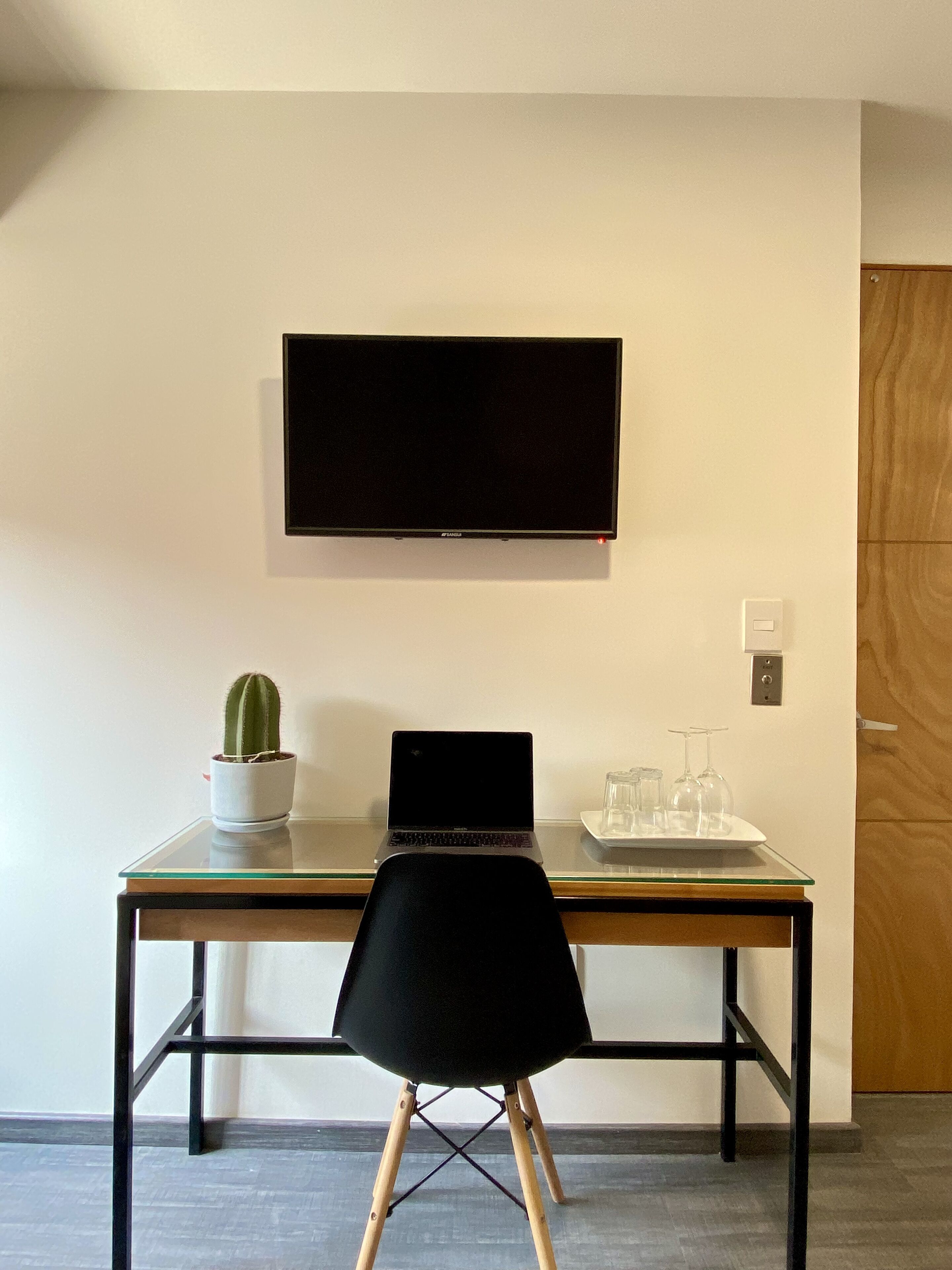 Comfort kamer, 1 eenpersoonsbed | Een bureau, een laptopwerkplek, een strijkplank/strijkijzer, gratis wifi