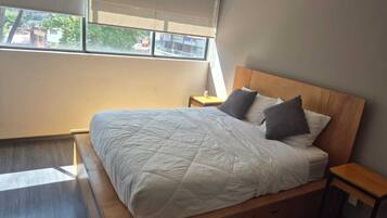 Habitación Premium, dormitorio mixto | Baño | Regadera y toallas