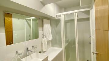 Habitación estándar | Baño | Regadera y toallas