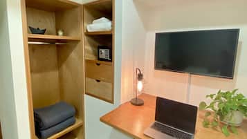 Kamar Standar | 1 kamar tidur, meja kerja, dan ruang kerja ramah laptop