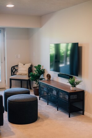 Interior - Full Above Ground Basement 2 BR 1 B w/ Gorgeous Views (Draper)