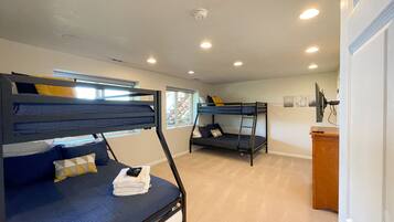 2 slaapkamers, een kluis op de kamer, een bureau