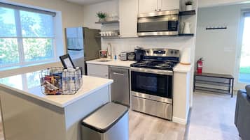 Een koelkast, een microgolfoven, een oven, een kookplaat