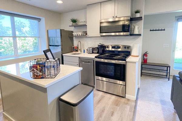 Refrigerador, microondas, horno y parrilla de estufa