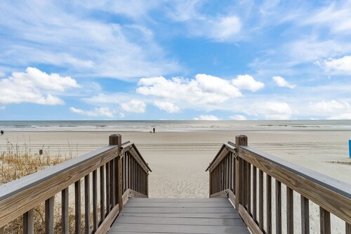 DISCOUNTED SPRING Rates - Oceanfront Condo - STEPS FROM THE BEACH!